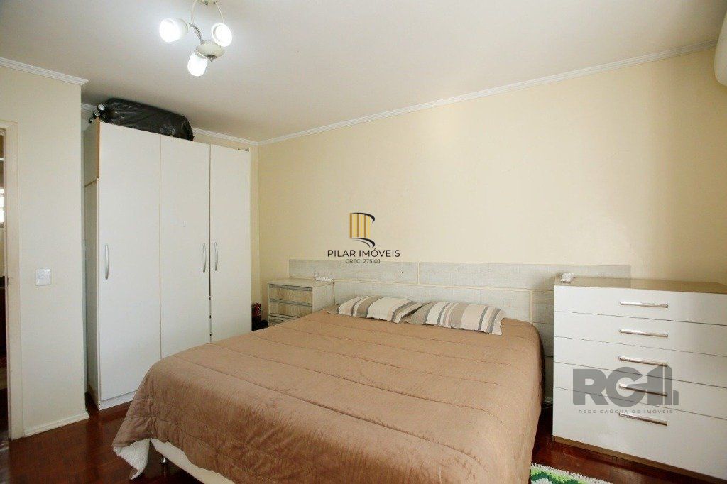 Excelente casa de 235m² com 4 dormitórios e 3 vagas no bairro Azenha.
