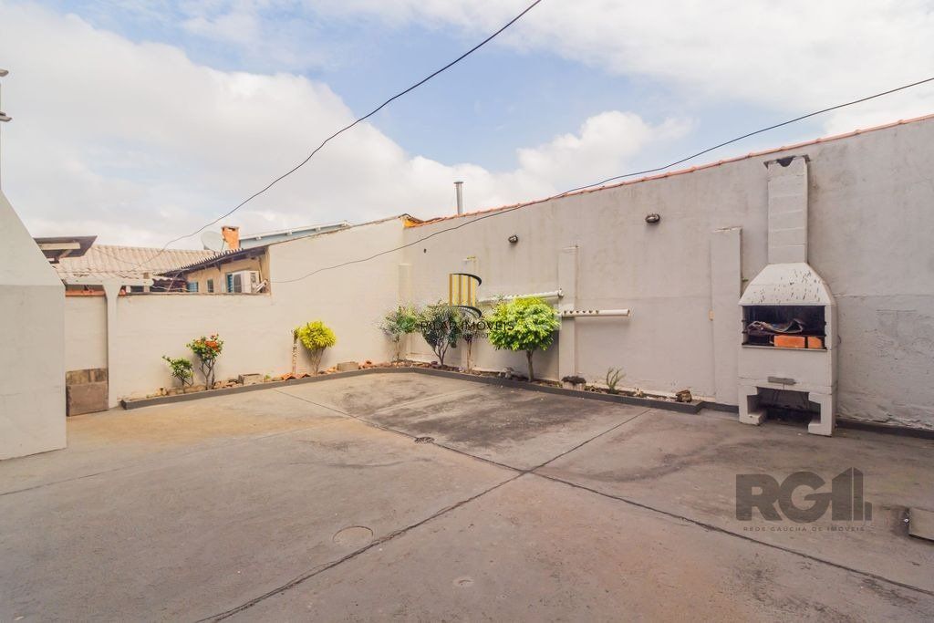 Casa de 4 dormitórios no bairro Sarandi