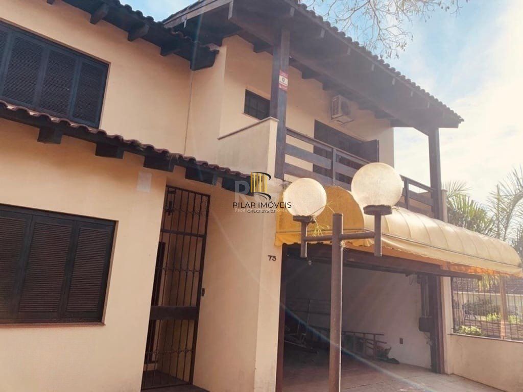 Encantadora residência com 03 dormitórios sendo 01 suíte e piscina.
