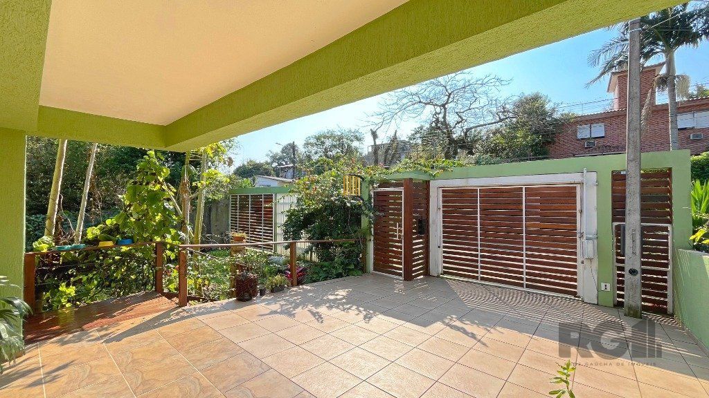 Excelente casa 03 dormitórios sendo 01 suíte com jacuzzi, 03 banheiros,  03 vagas, próxima a Av. Vicente Montéggia