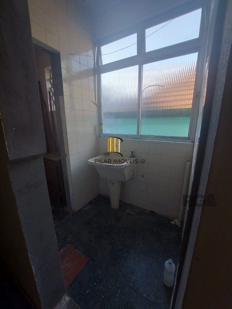 Apartamento de 2 dormitórios, mais 1 quarto de empregada, próximo a av. Teresópolis