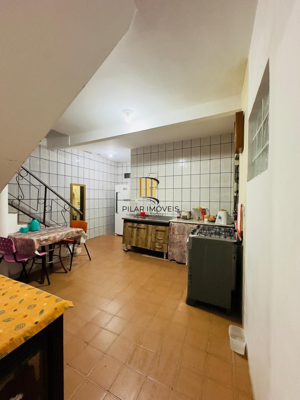 EXCELENTE OPORTUNIDADE DE NEGÓCIO, para Locar ou Morar com a Família. Terreno de 11,00 x 17,60 Com 01 sobrado de 3 dormitório... E outra em madeira 2 dormitórios.