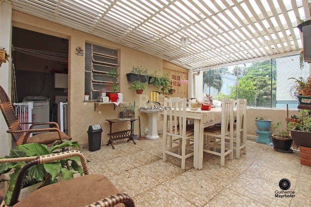 Casa para Venda - 300m², 6 dormitórios, sendo 1 suites, 3 vagas - Menino Deus