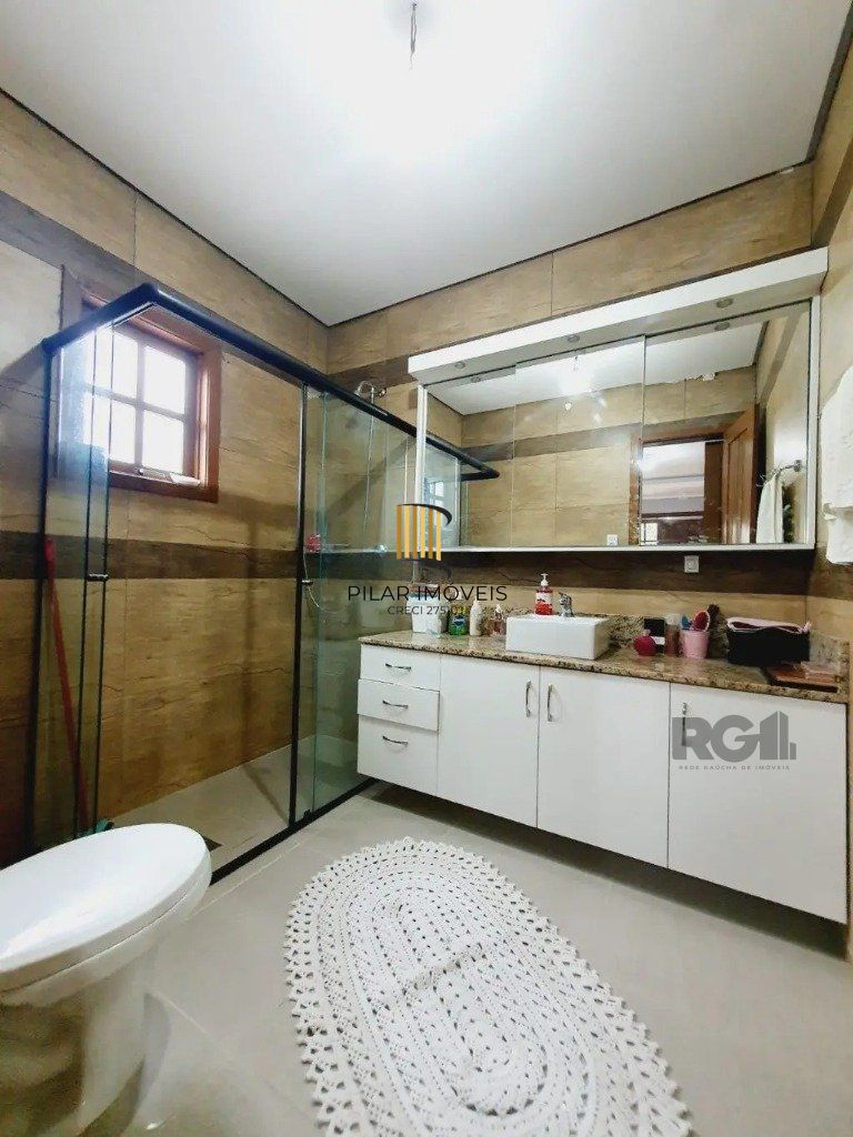 Casa com 3 dormitórios no bairro Lomba do Pinheiro