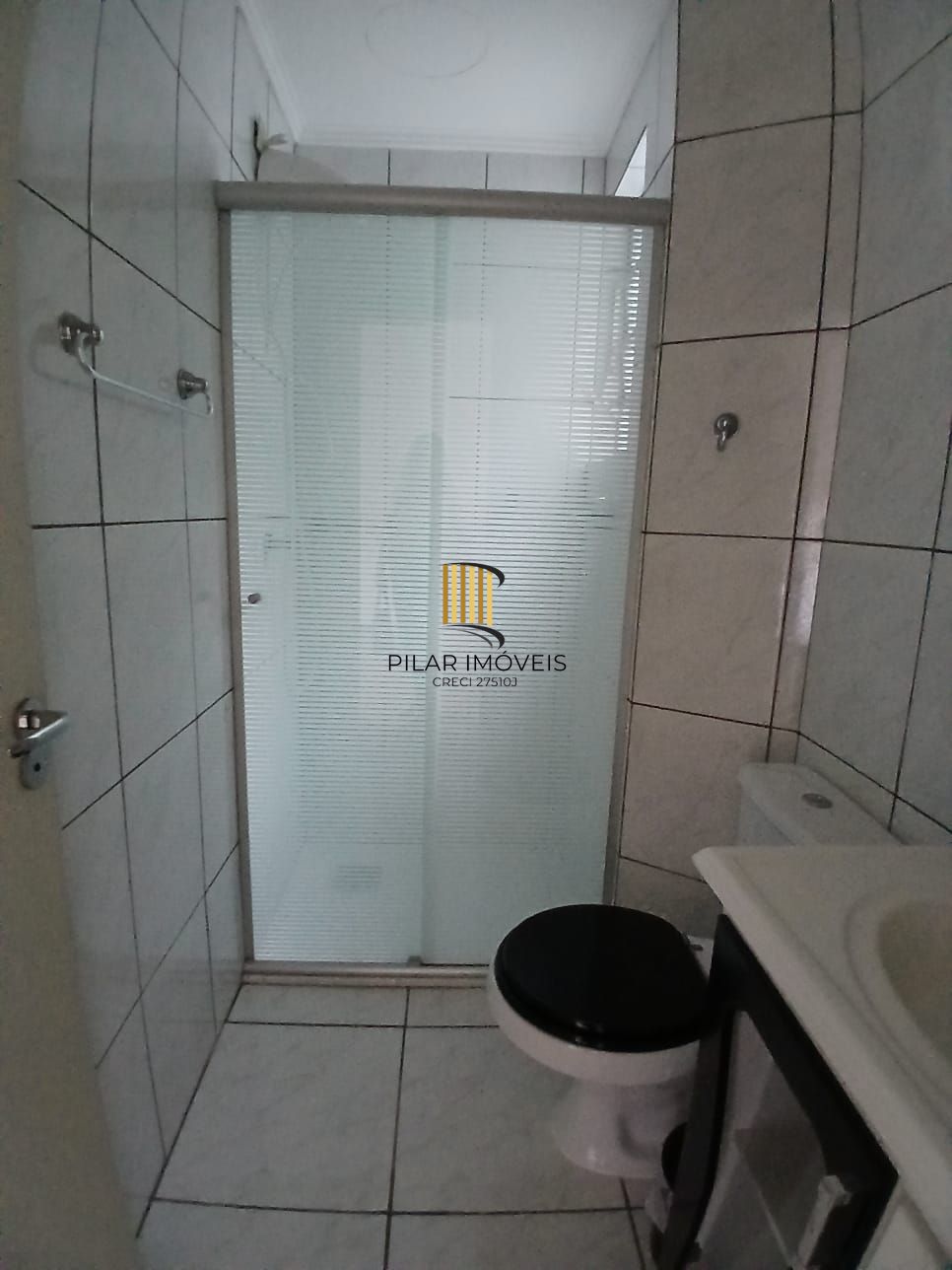 Casa com 03 dormitorios e amplo jardim no bairro Santa Tereza /RS