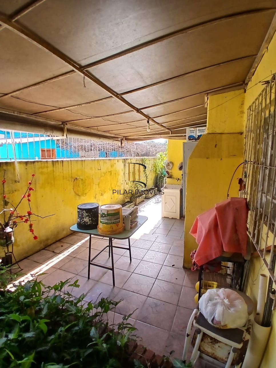 Ampla casa com patio no bairro Rubem Berta .