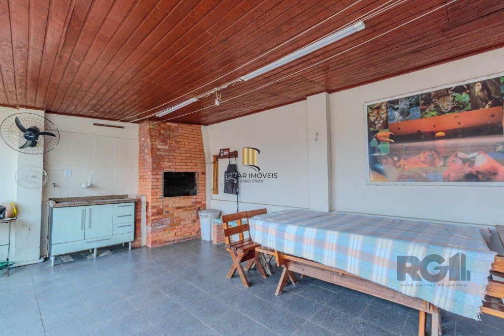 Casa 253m², 3 suítes, pátio, churrasqueira e vaga de garagem para 4 carros no bairro Nonoai