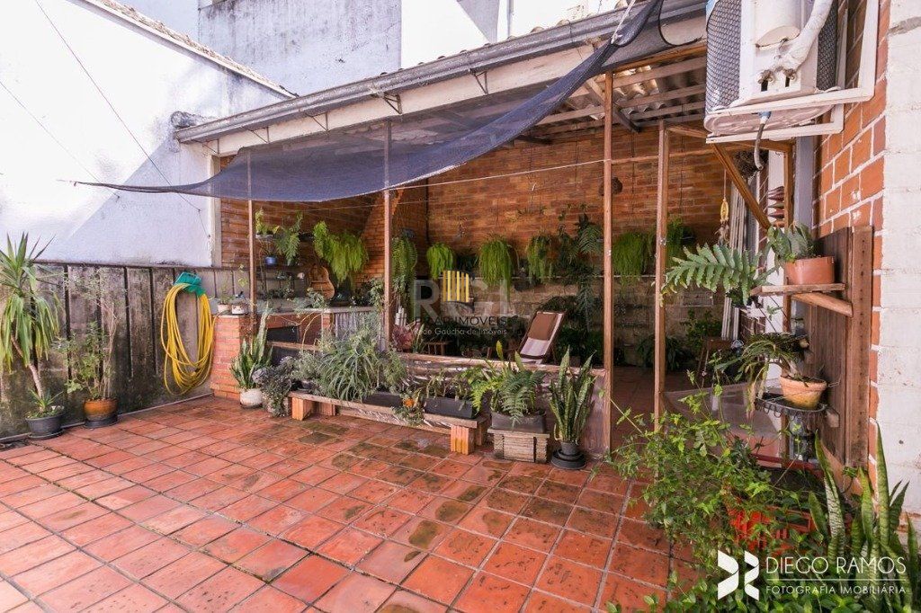 Casa para Venda - 198m², 3 dormitórios, sendo 1 suites, 4 vagas - Petrópolis