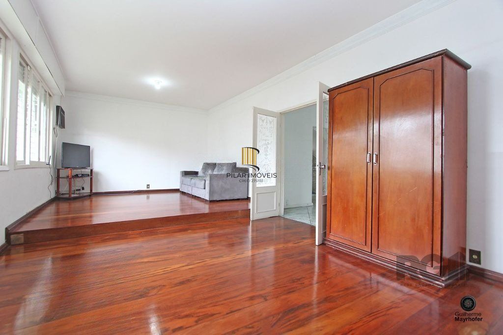 Casa com 5 suítes, 7 banheiros, 4 vagas no bairro Partenon