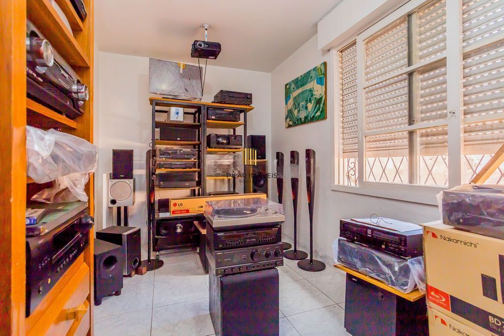 Casa de 6 dormitórios à venda No Bairro Jardim do Salso - Porto Alegre