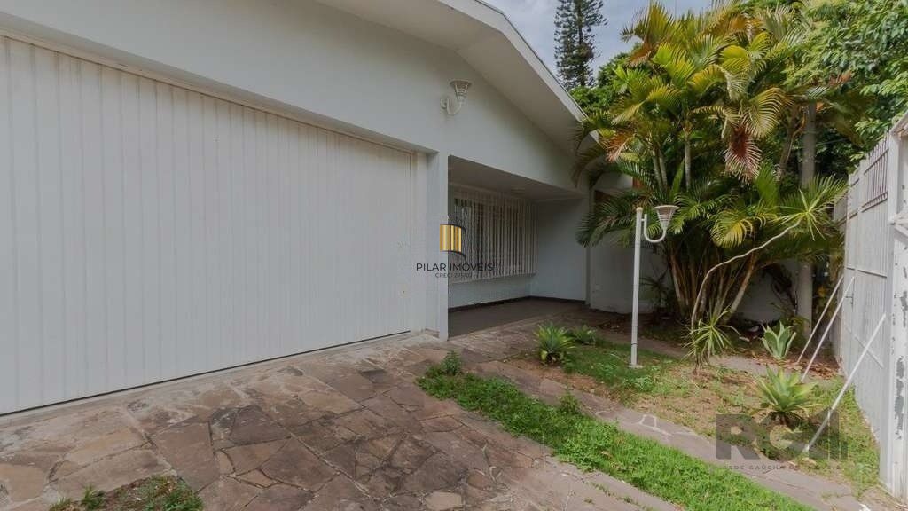 Casa 03 quartos, 02 vagas,próxima à Assis Brasil e Sertório.