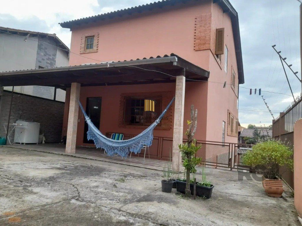 Casa com 3 dormitórios no bairro Lomba do Pinheiro