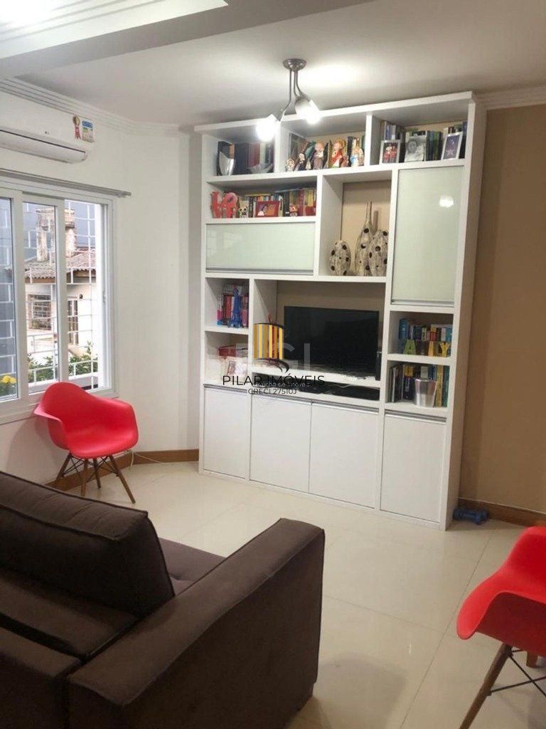 Casa com 03 dormitórios, 01 suíte, pátio com churrasqueira e 03 vagas de garagem no bairro Tristeza