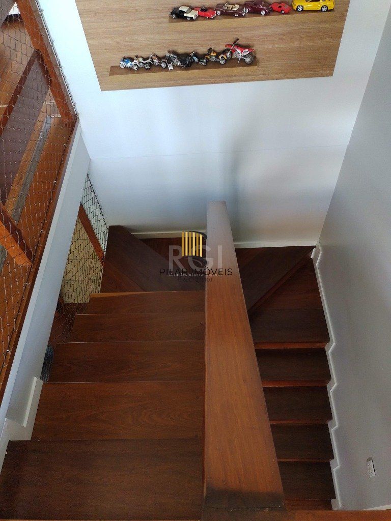 Excelente casa com 03 suíte, espaço gourmet com churrasqueira, living com lareira, pátio com piscina e garagem para 02 carros no bairro Espírito Santo