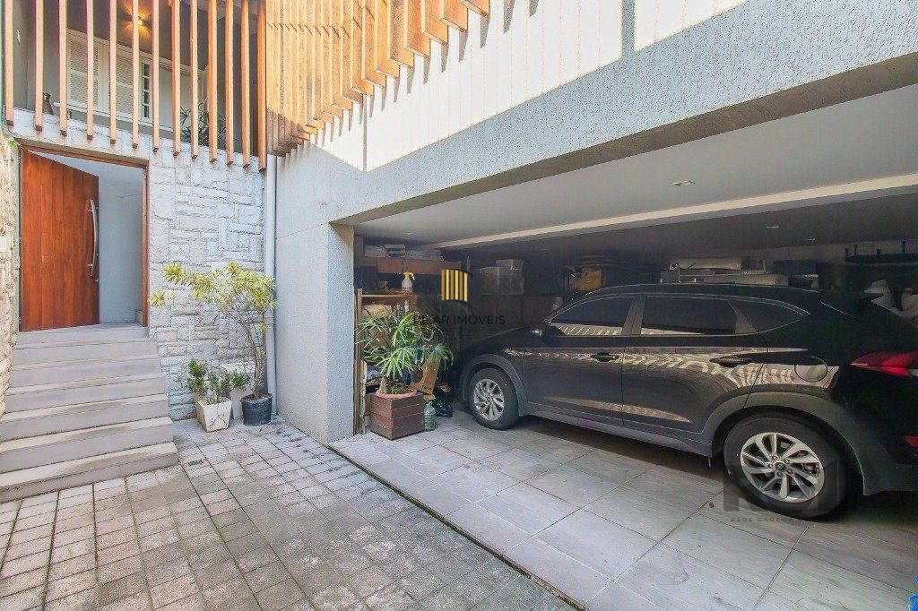 Casa com 4 dormitórios, 3 vagas no bairro Santo Antônio