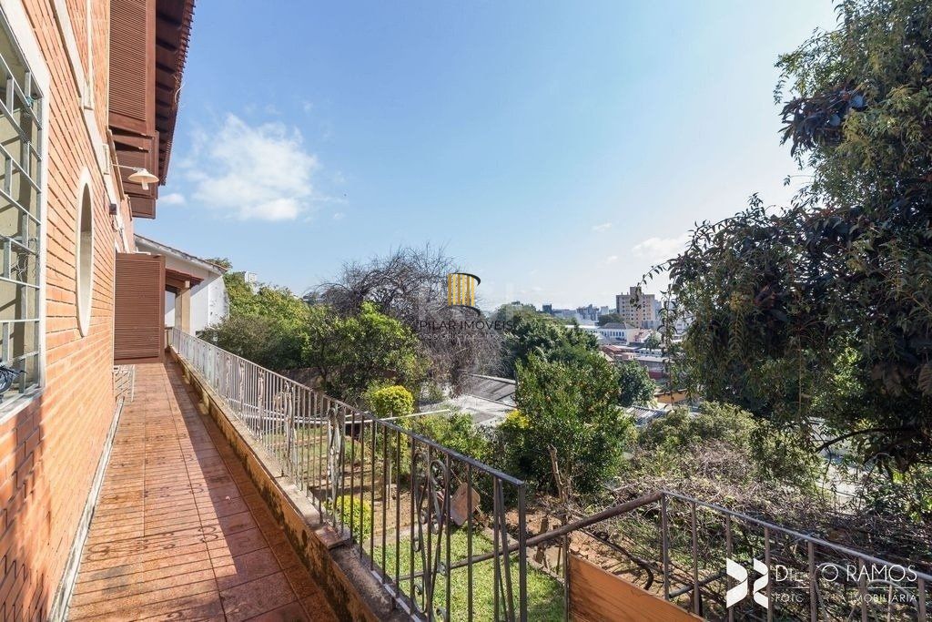 Lindo sobrado com 347m2 de área construída,  5 vagas, espaço de lazer com vista panorâmica.