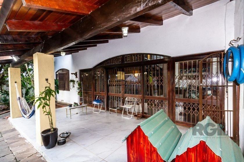 Casa 303m² - 4 dormitórios, 2 vagas no bairro Santo Antônio