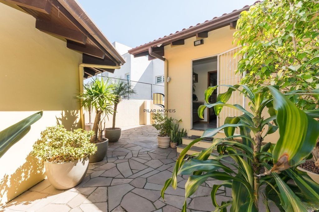 Casa de 3 dormitórios no bairro Chácara das Pedras