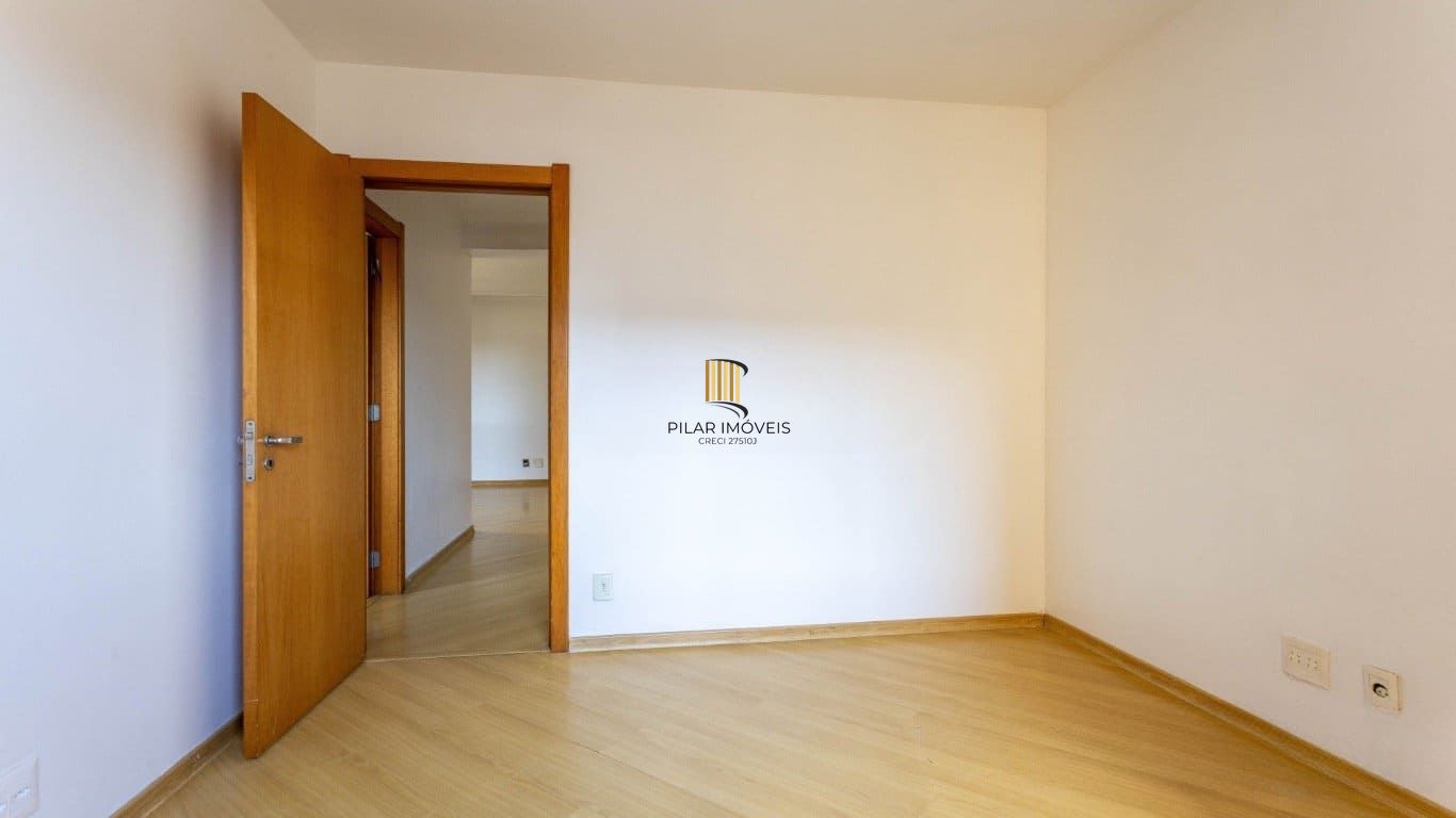 Apartamento de 2 dormitorios à venda em Passo da Areia, Porto Alegre.