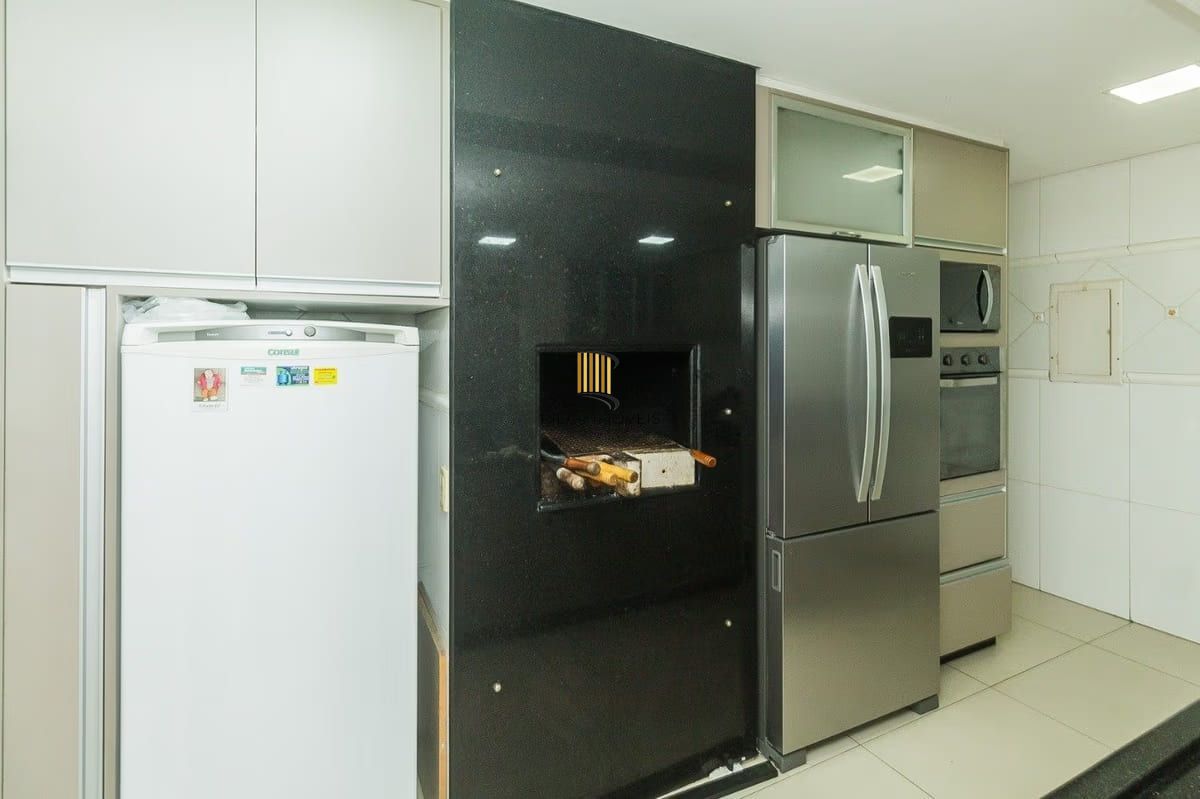 Casa com 5 dormitórios à venda em Parque Santa Fé, Porto Alegre.