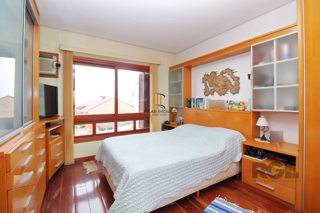 Casa de 275m² - 3 dormitórios e 3 vagas no bairro Coronel Aparício Borges
