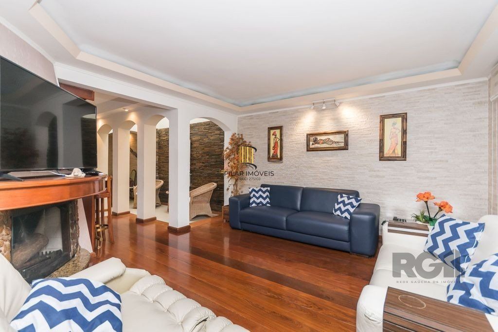 Casa 381m² - 5 dormitórios, 1 suíte, piscina e 6 vagas no bairro São Sebastião