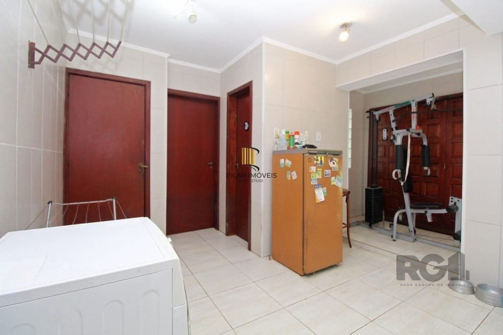 Casa de 275m² - 3 dormitórios e 3 vagas no bairro Coronel Aparício Borges