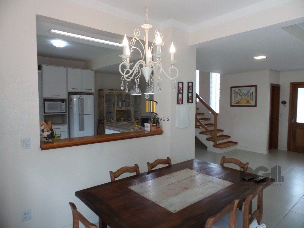 Excelente casa em condomínio com 3 dormitórios e 4 vagas.