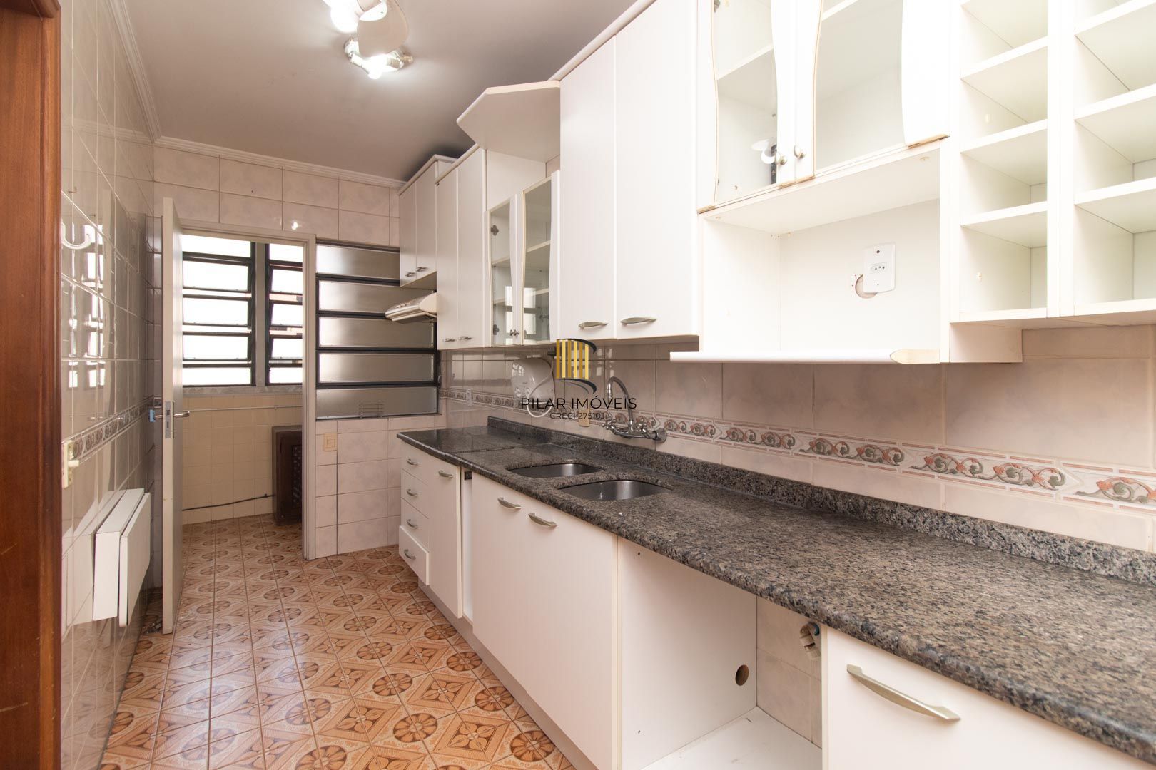 Apartamento de 03 dormitorios com suite e vaga coberta no bairro Menino Deus