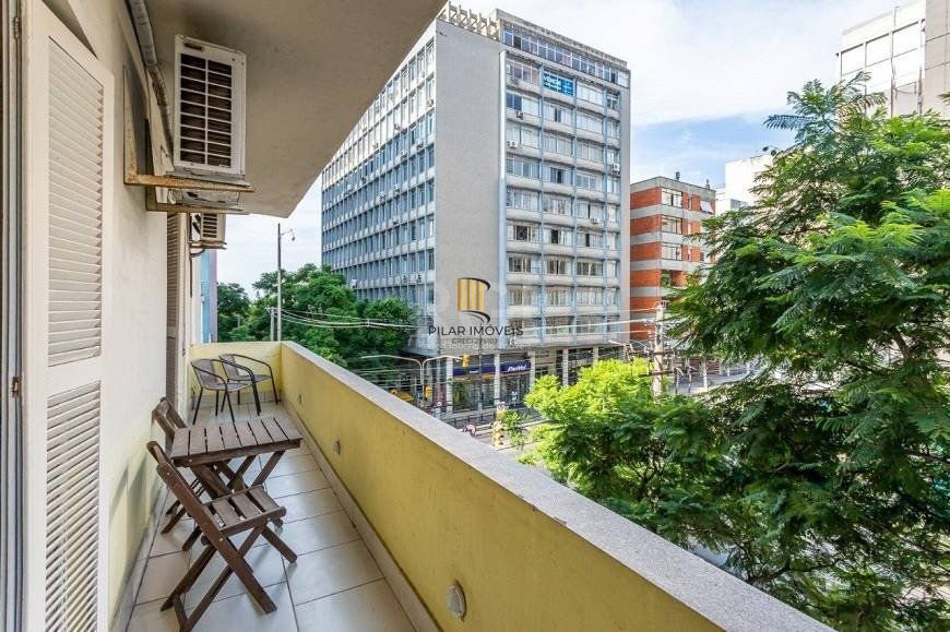 Apartamento 148m² - semi mobiliado, 2 dormitórios, 1 suíte e 1 vaga de garagem no bairro Bom Fim