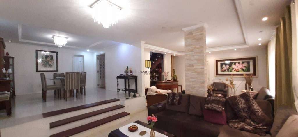 VENDE – AMPLA CASA RESIDENCIAL COM PISCINA E 5 VAGAS