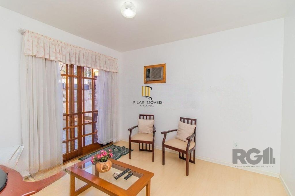 Casa de 4 dormitórios no bairro Cavalhada