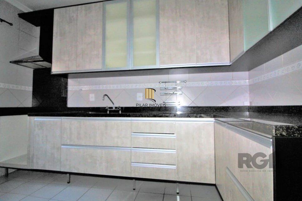Casa em condomínio 111m² - 3 dormitórios sendo 1 suíte e 4 vagas no bairro Espirito Santo