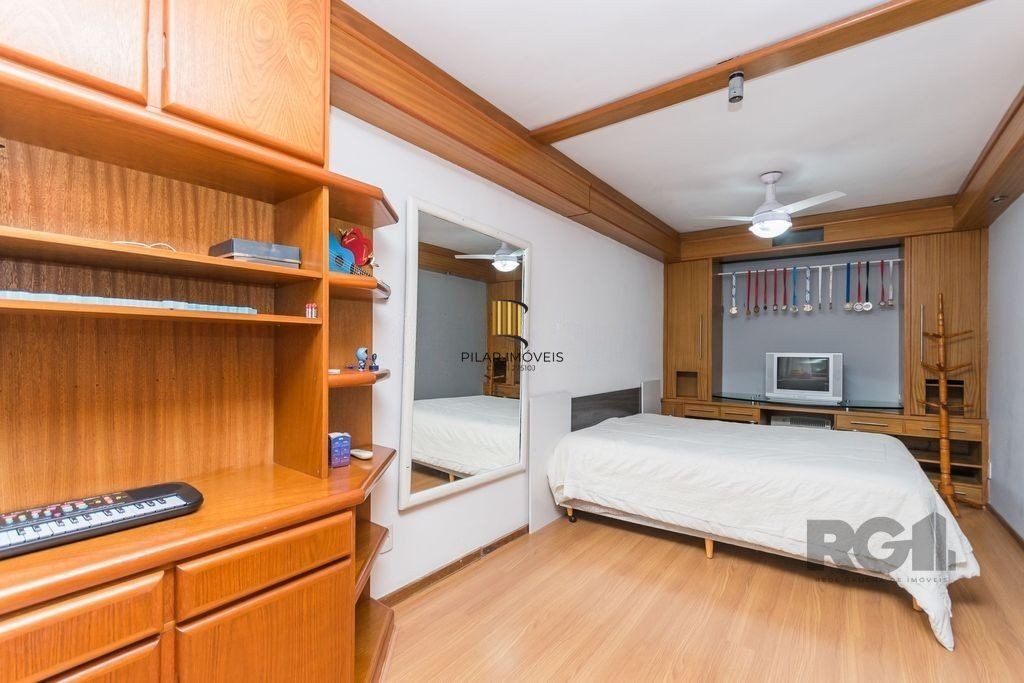 Casa 381m² - 5 dormitórios, 1 suíte, piscina e 6 vagas no bairro São Sebastião