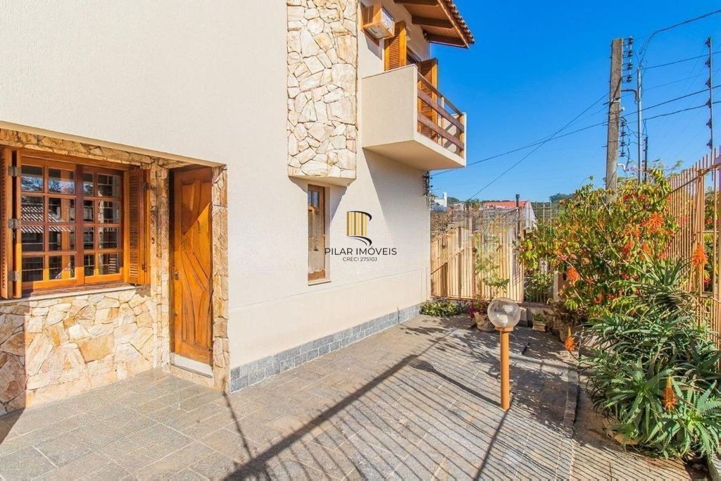 Casa de 4 dormitórios no bairro Cavalhada