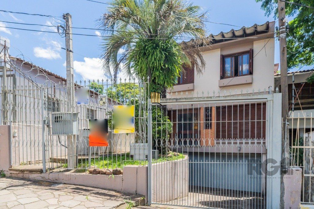 Casa com 4 dormitórios no bairro Gloria