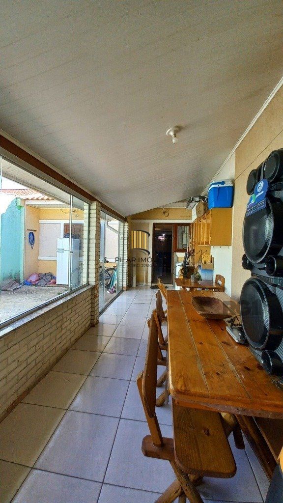 Casa de 2 dormitórios localizada no bairro Hípica