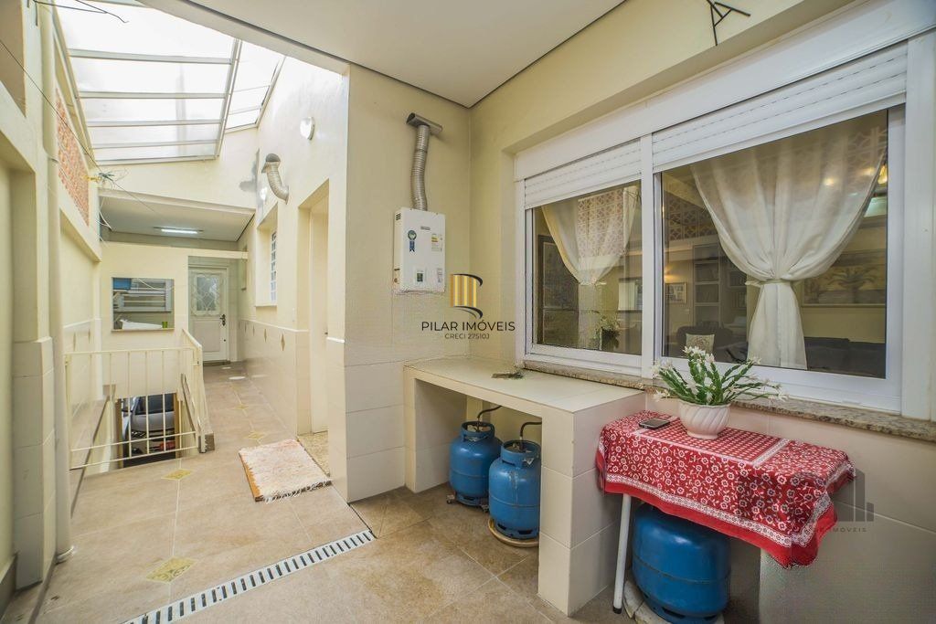 Casa de 4 dormitórios no bairro Glória