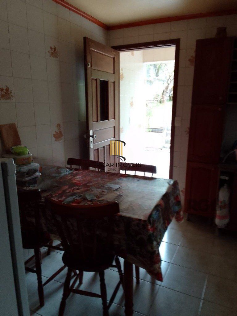 Casa de 4 quartos com 243,58m² no Bairro Lomba do Pinheiro