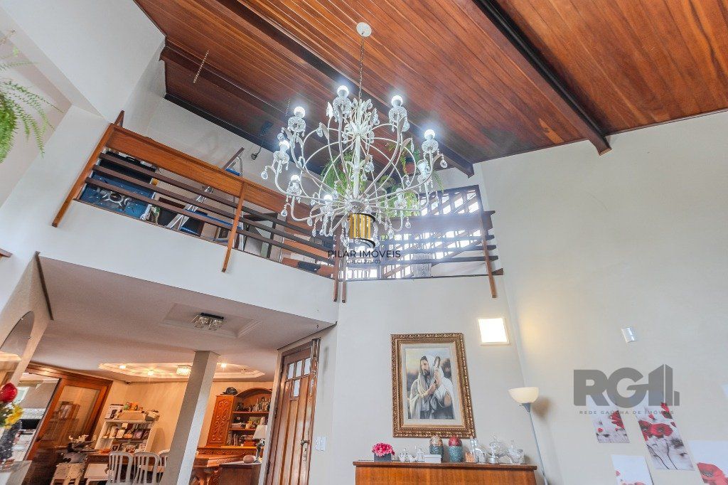 Casa 400m² - 5 dormitórios, 4 vagas no bairro Vila Jardim