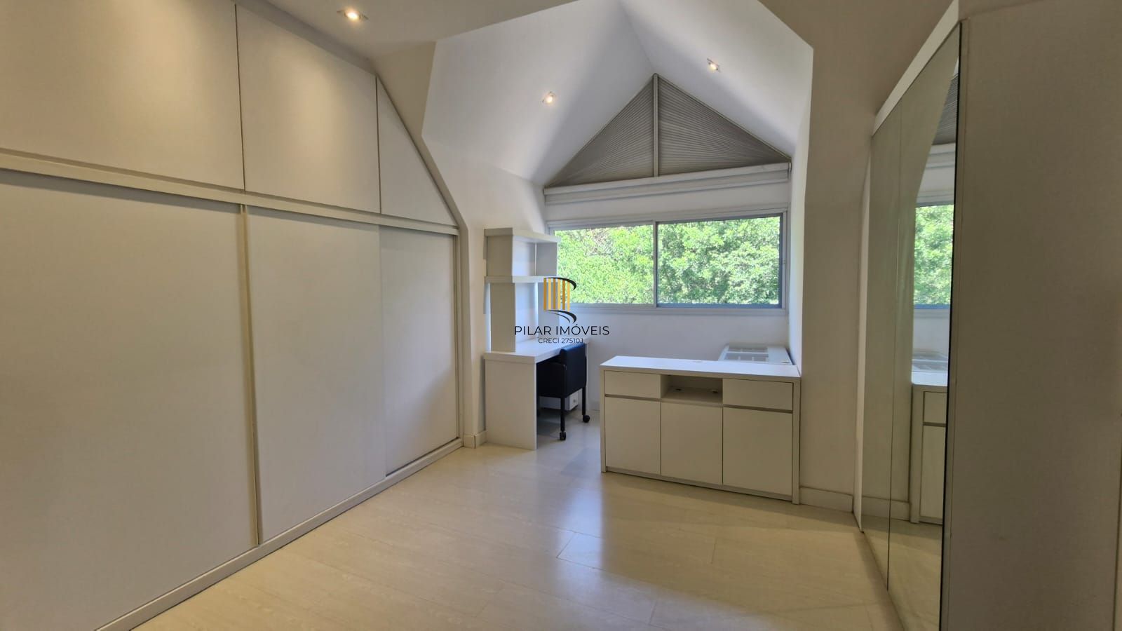 Casa em Condominio fechado, 5 dormitórios com infraestrutura completa