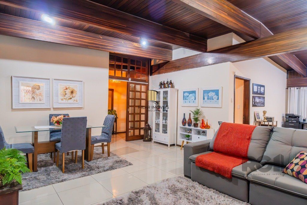 Casa 4 dormitórios no bairro Nonoai