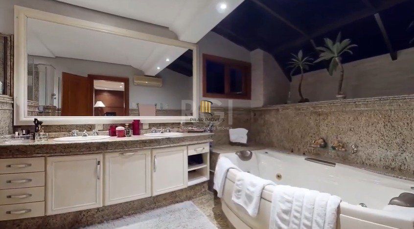 Excelente casa de  386m² com 04 dormitórios sendo 03 suítes.