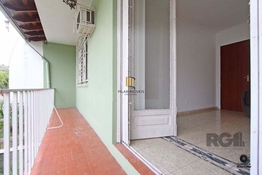 Casa com 5 suítes, 7 banheiros, 4 vagas no bairro Partenon
