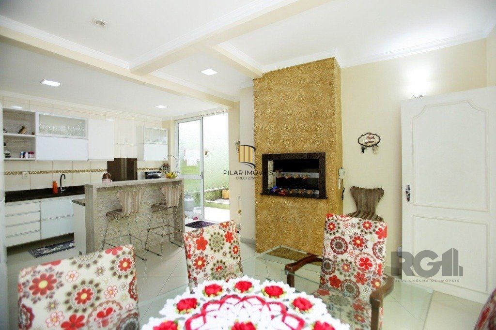 Excelente casa de 235m² com 4 dormitórios e 3 vagas no bairro Azenha.