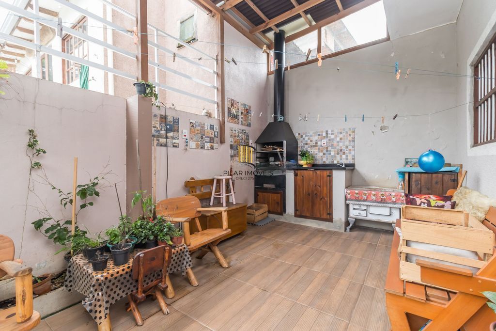 Casa de 6 dormitórios à venda Bairro Vila Nova - Porto Alegre