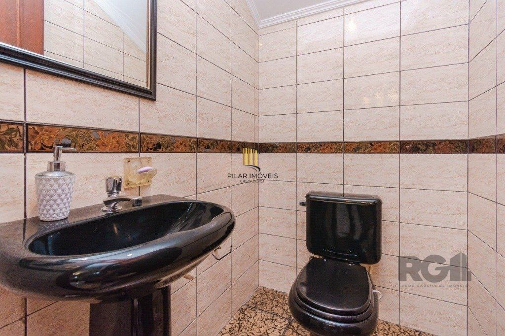 Casa com 4 dormitórios no bairro Morro Santana
