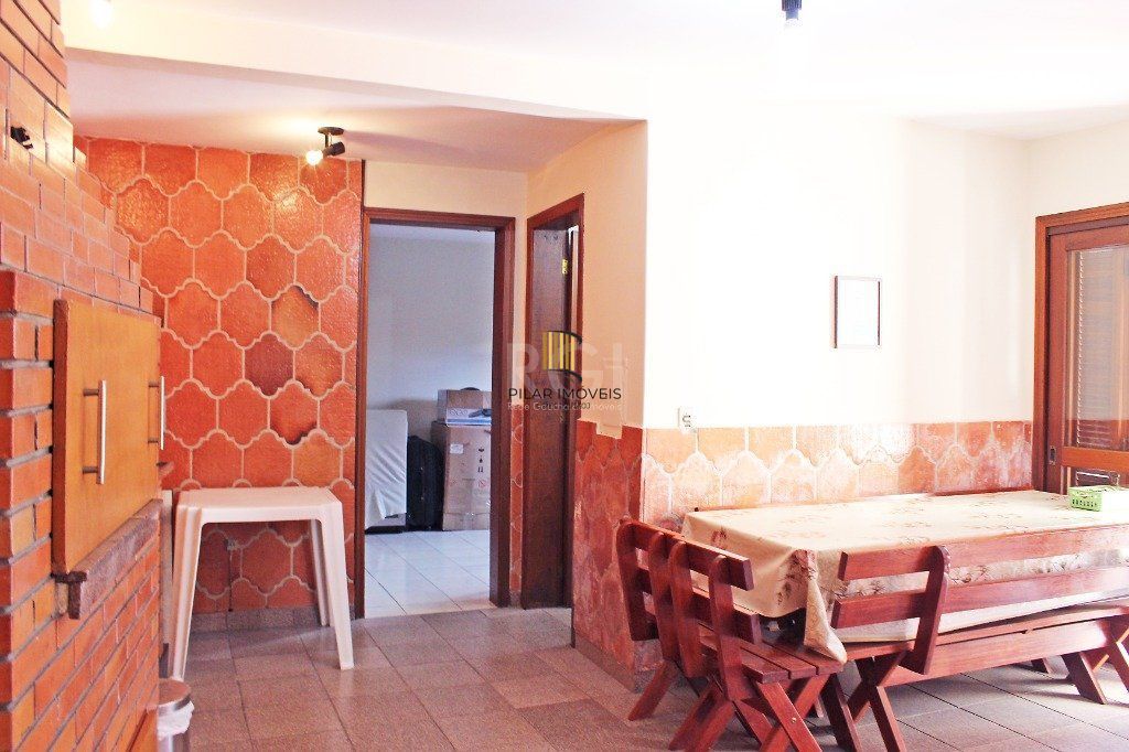 Casa para Venda - 300m², 4 dormitórios, sendo 1 suites, 4 vagas - Coronel Aparício Borges