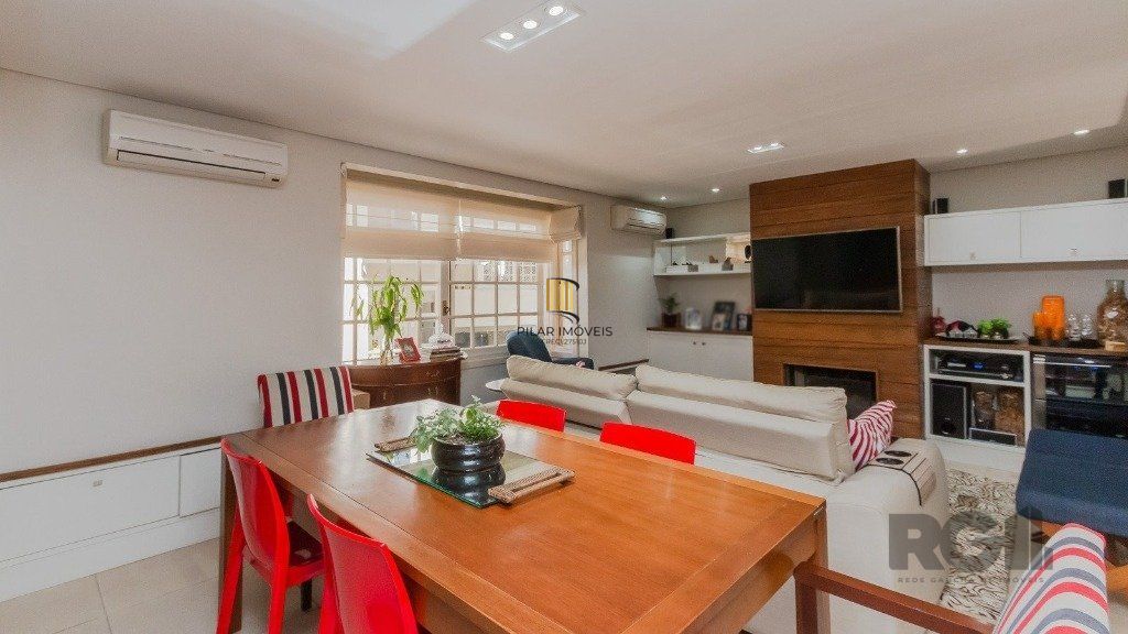Excelente casa em condomínio de 249m² com 03 dormitórios e 4 vagas.