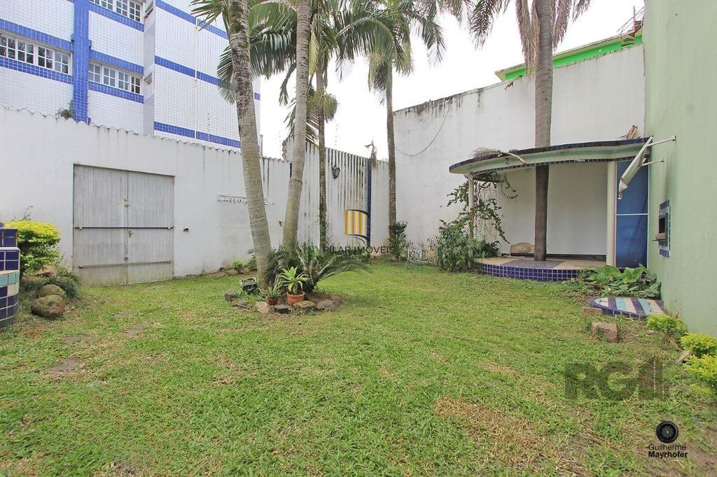Casa com 5 suítes, 7 banheiros, 4 vagas no bairro Partenon
